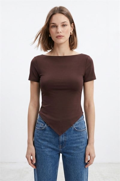 Kahve Kayık Yaka Yandan Yırtmaçlı Tişört 0459