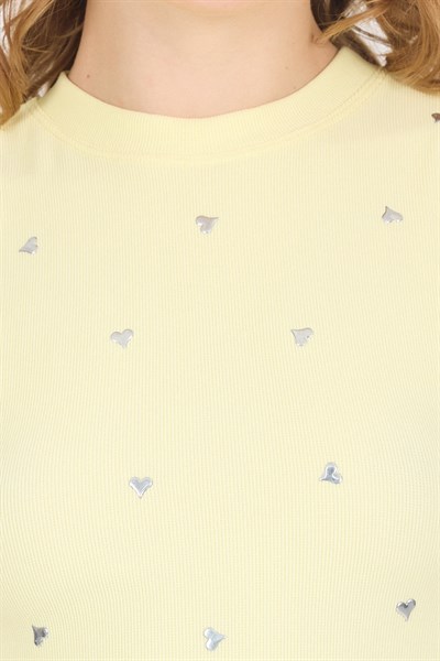 Sarı Gümüş Kalp Detaylı Crop Tişört 2499