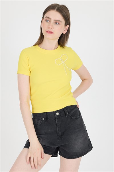 Sarı İnci Kurdele İşlemeli Crop Slim Fit Tişört 2229