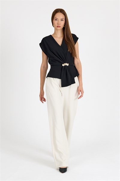 Siyah Aksesuar Detaylı V Yaka Drape Bluz 251178