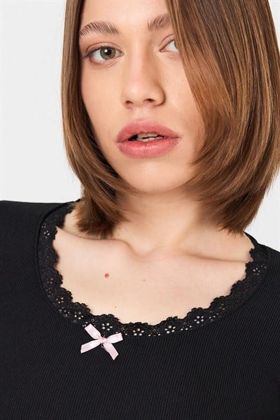 Siyah Dantel Yaka Fiyonk Detaylı Crop Tişört 2207