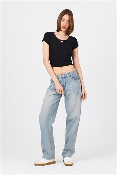 Siyah Dantel Yaka Fiyonk Detaylı Crop Tişört 2207