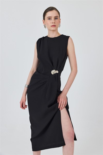 Siyah Kolsuz Yan Pile Detaylı Tokalı Elbise 251633