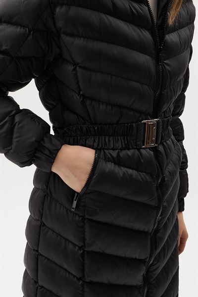 Siyah Kürklü Kapüşonlu Uzun Şişme Kadın Mont 3409