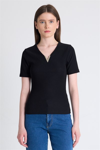 Siyah V Yaka Aksesuar Detaylı Slim Fit Tişört 9206M