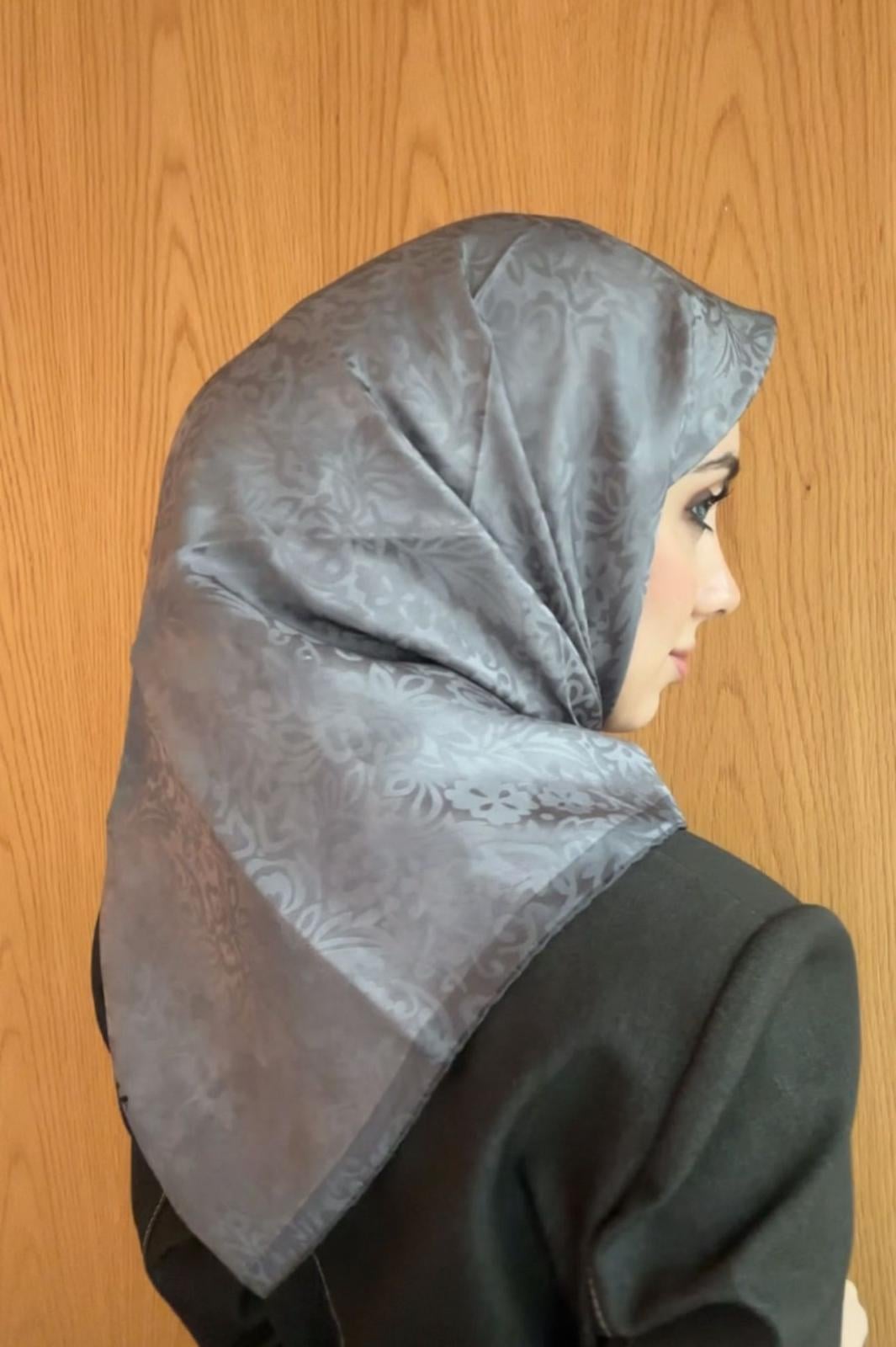 Aker Az Hatalı Sura İpek Jakar Eşarp IST 03244 Koyu Gri Çiçek Desen