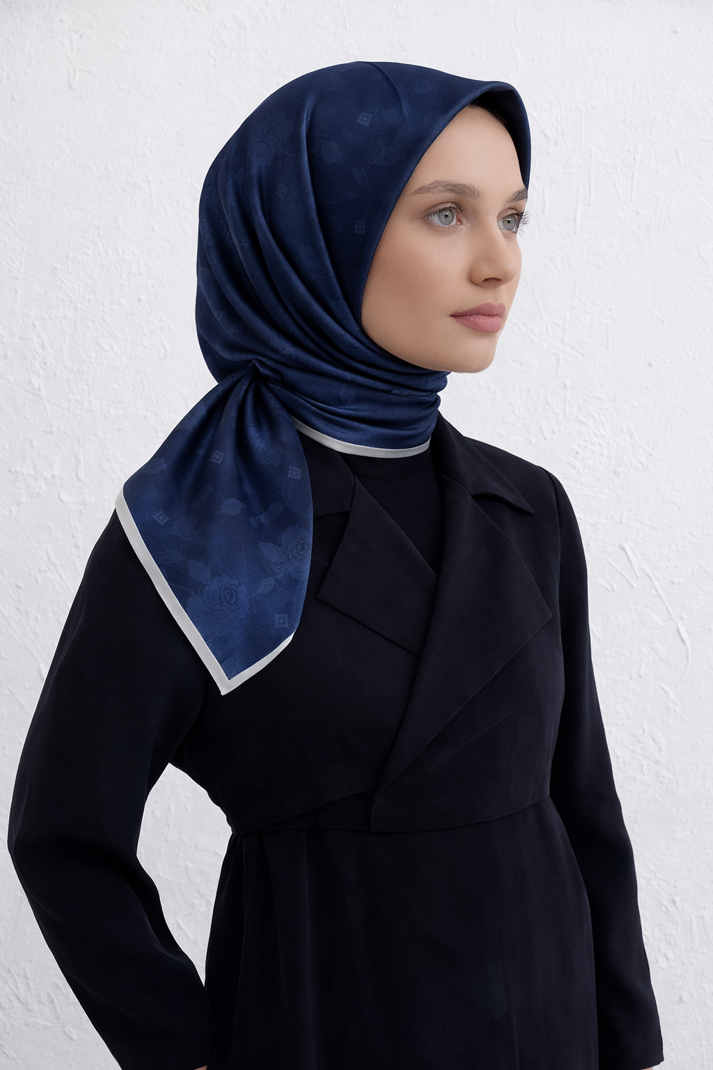 Aker Defolu Jakarlı Sura İpek Eşarp 7208403 - 322 - 52797 Lacivert Beyaz Çiçek Sim Desen