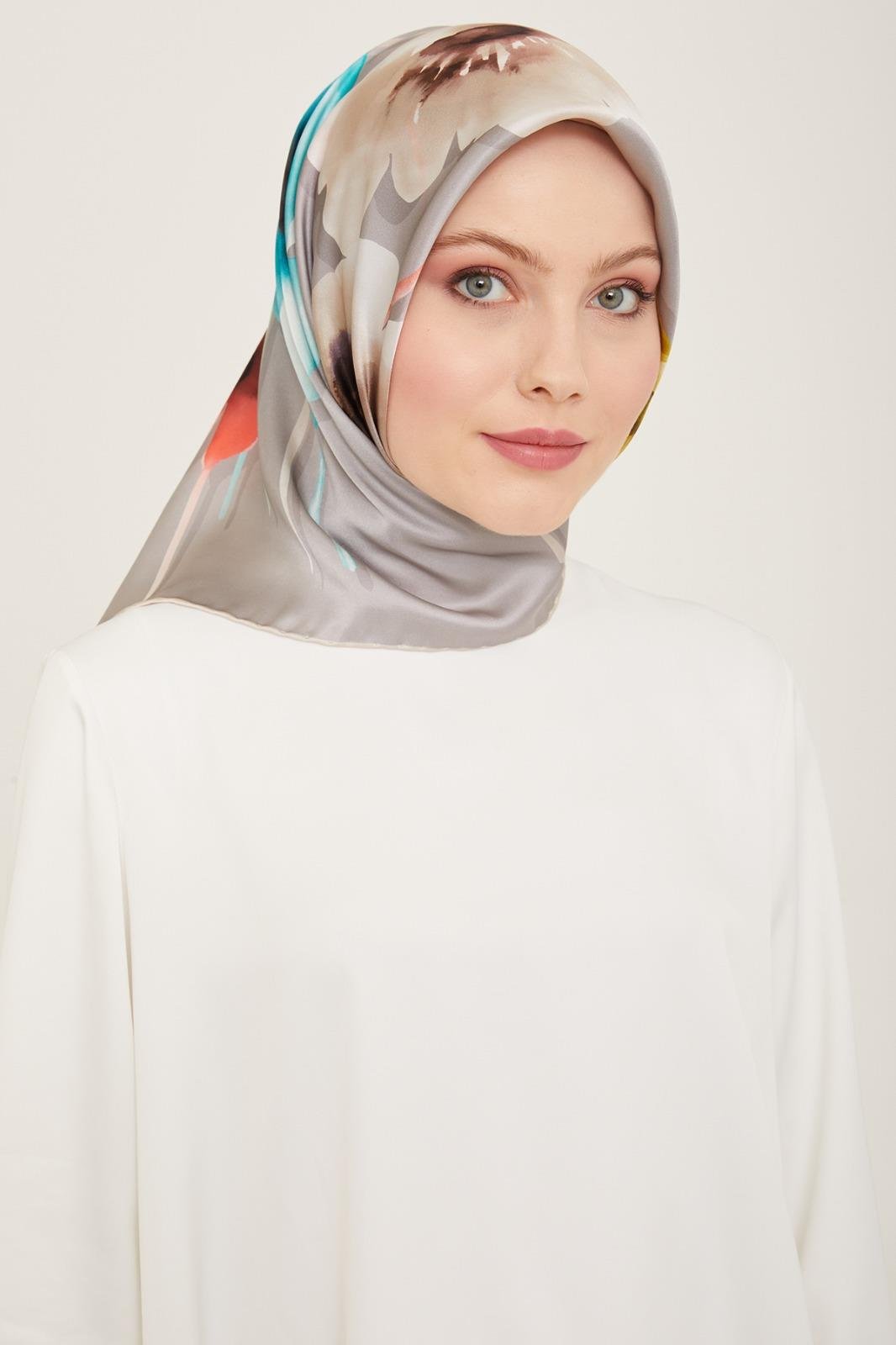 Armine Gri Çiçekli Sura İpek Klasik Eşarp Elegance