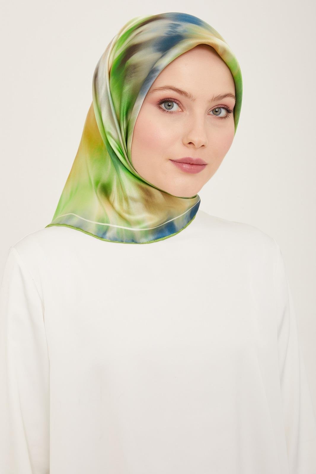 Batik Desenli Lacivert Neon Yeşil Tivil İpek Eşarp Şıklığı
