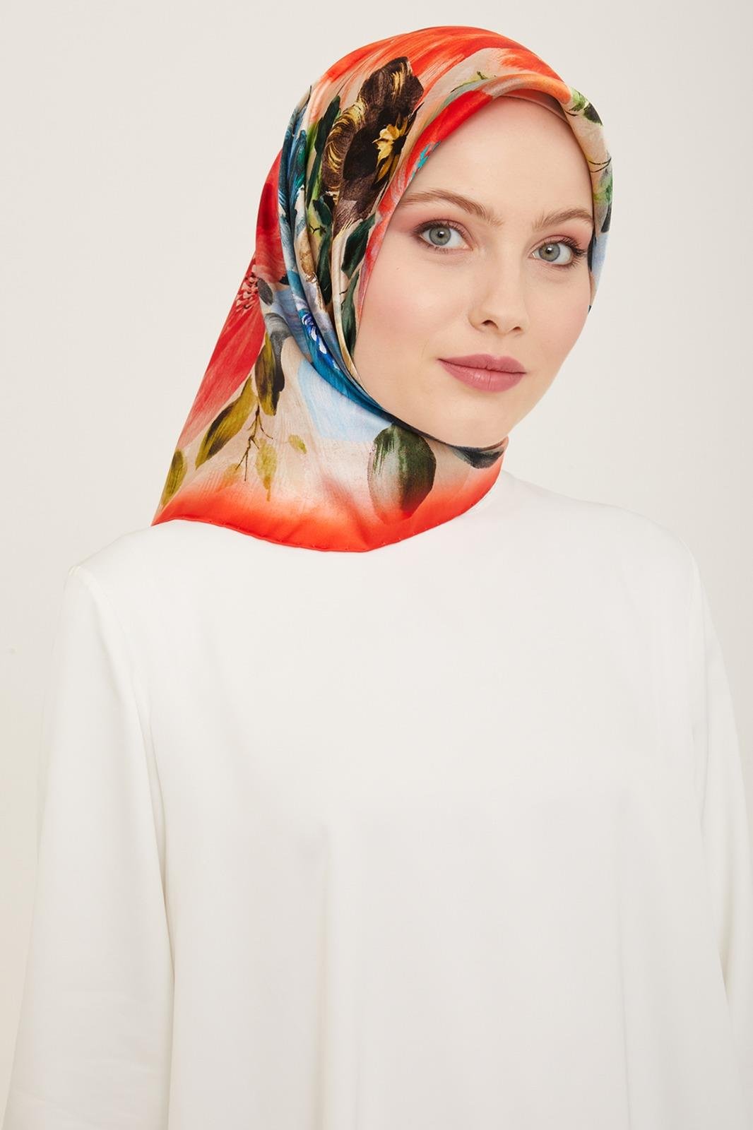 Armine Mercan Indigo Çiçekli Sura İpek Eşarp Şıklığı