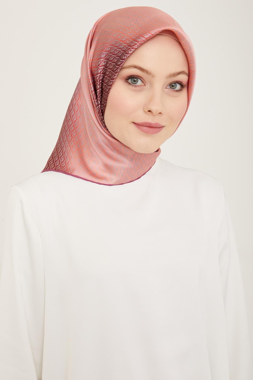 Armine Mor Geçişli Lüks İpek Eşarp Monogram Desen Şıklığı