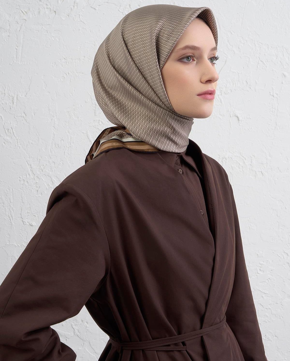 Armine Nostalji Sura Saf İpek Eşarp 9401 01 Ekru Kahverengi Slogan Desen