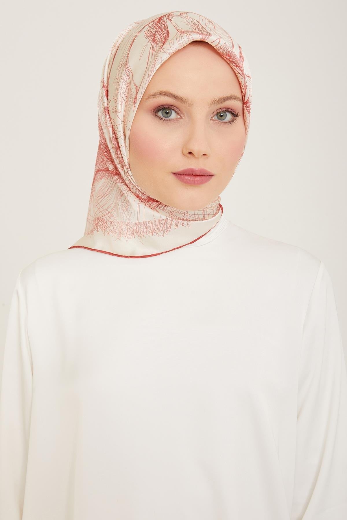 Pembe Karma Çiçek Desenli İpek Tivil Eşarp Uyumlu Stil Zarafeti