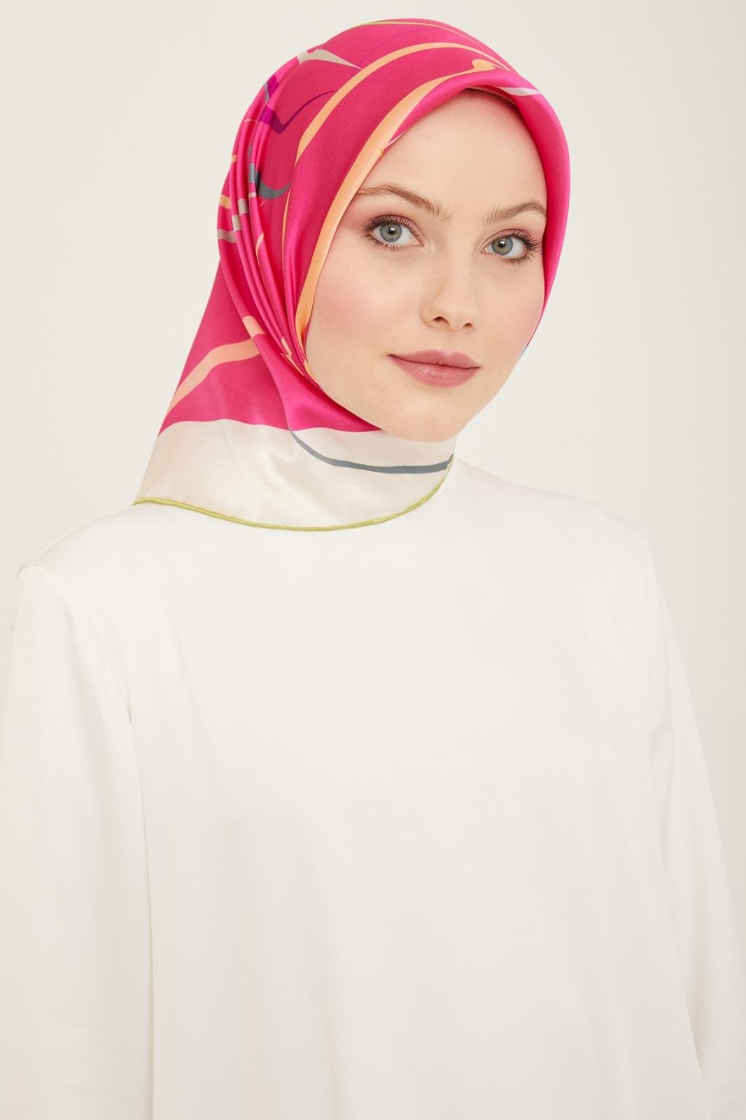 Pastel Yeşil Çiçek Desenli İpek Sura Eşarp Kadın Moda Aksesuarı