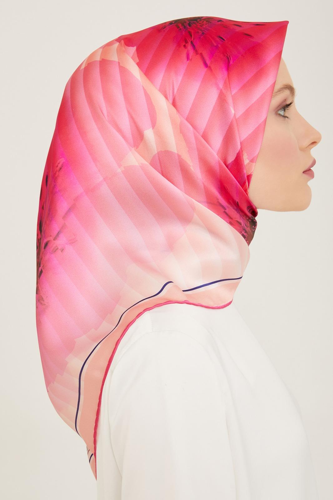 Armine Çiçek Desenli Pembe Sura İpek Eşarp şıklığı