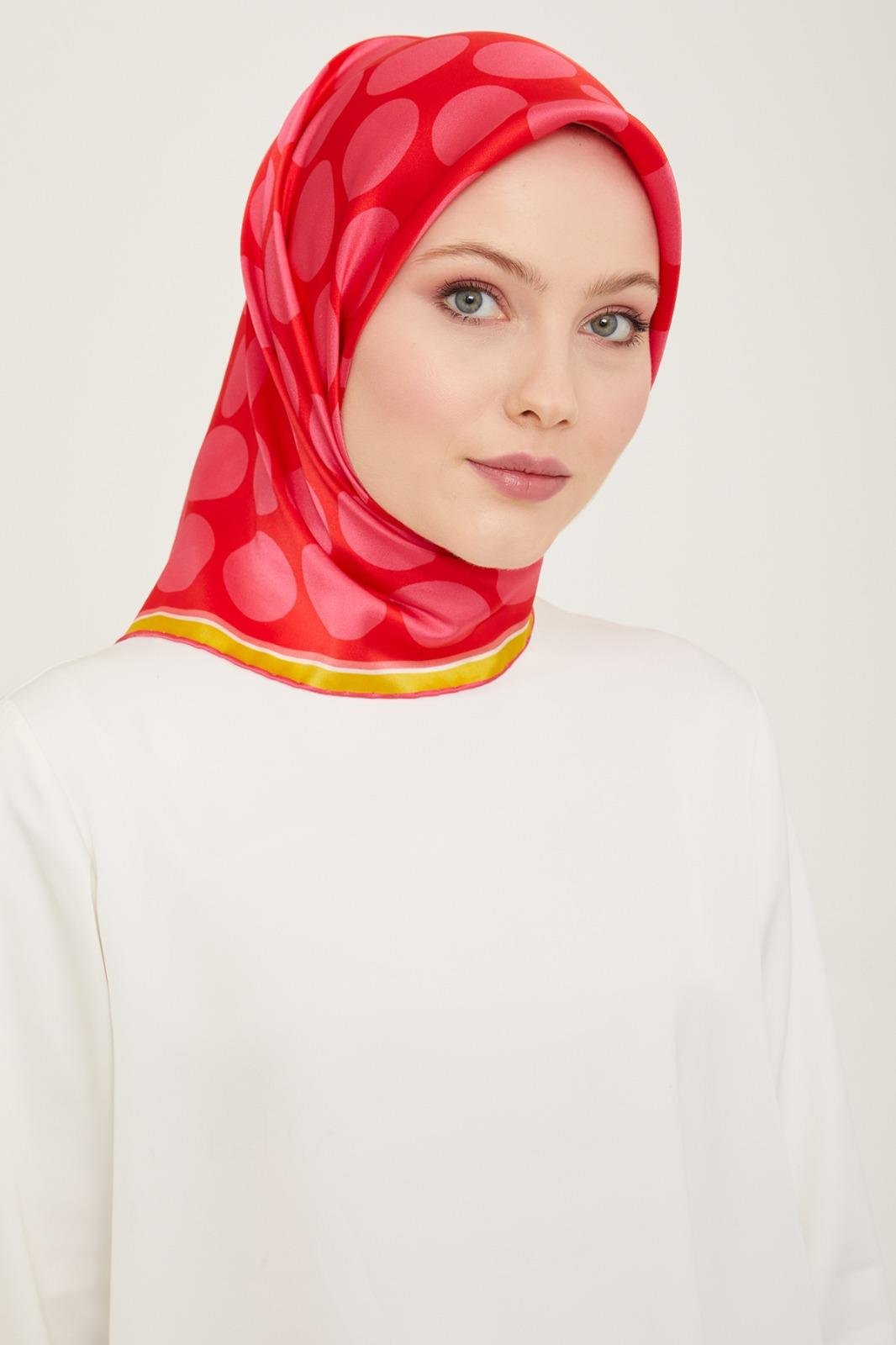 Armine Şeker Pembe Puantiye Desenli Sura İpek Eşarp Modern Zarafet