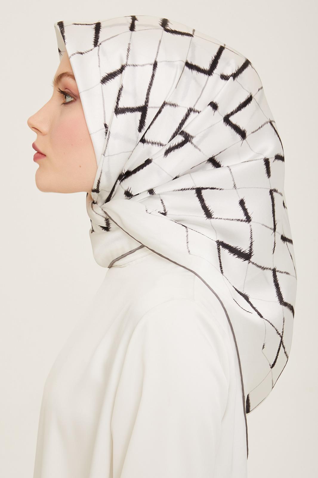 Armine Siyah Beyaz Geometrik Desenli Tivil İpek Şık Eşarp