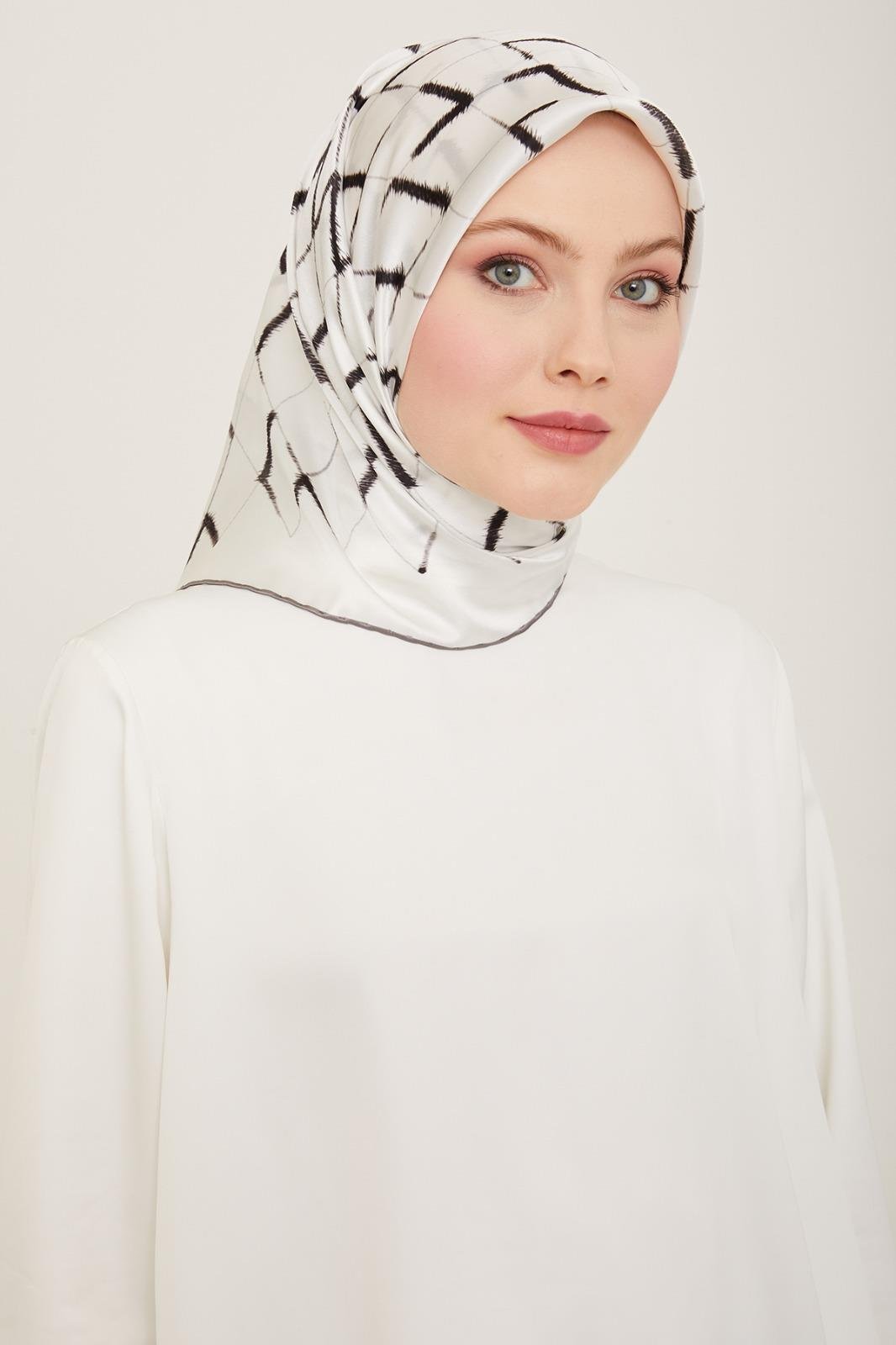 Armine Siyah Beyaz Geometrik Desenli Tivil İpek Şık Eşarp