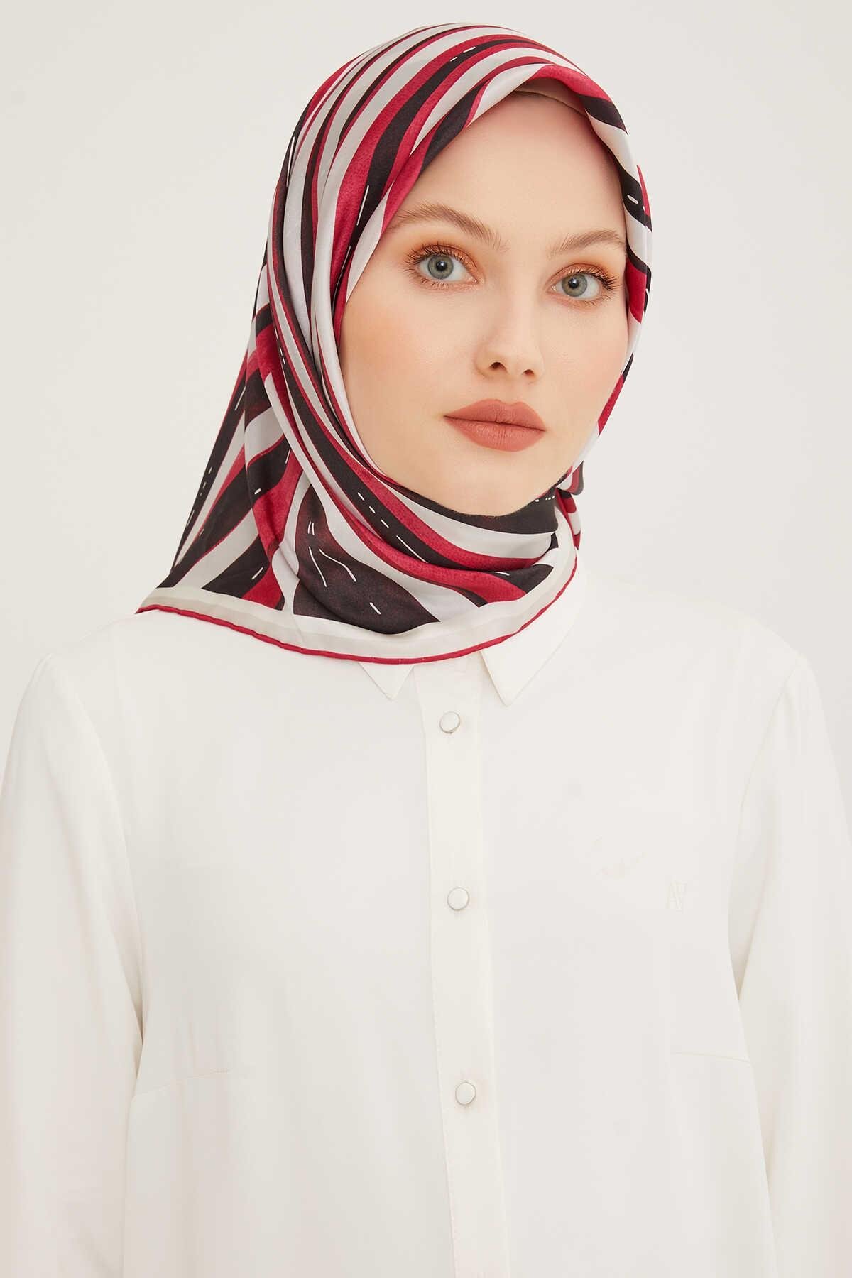 Armine Siyah Pembe Desenli Elegan Sura İpek Eşarp