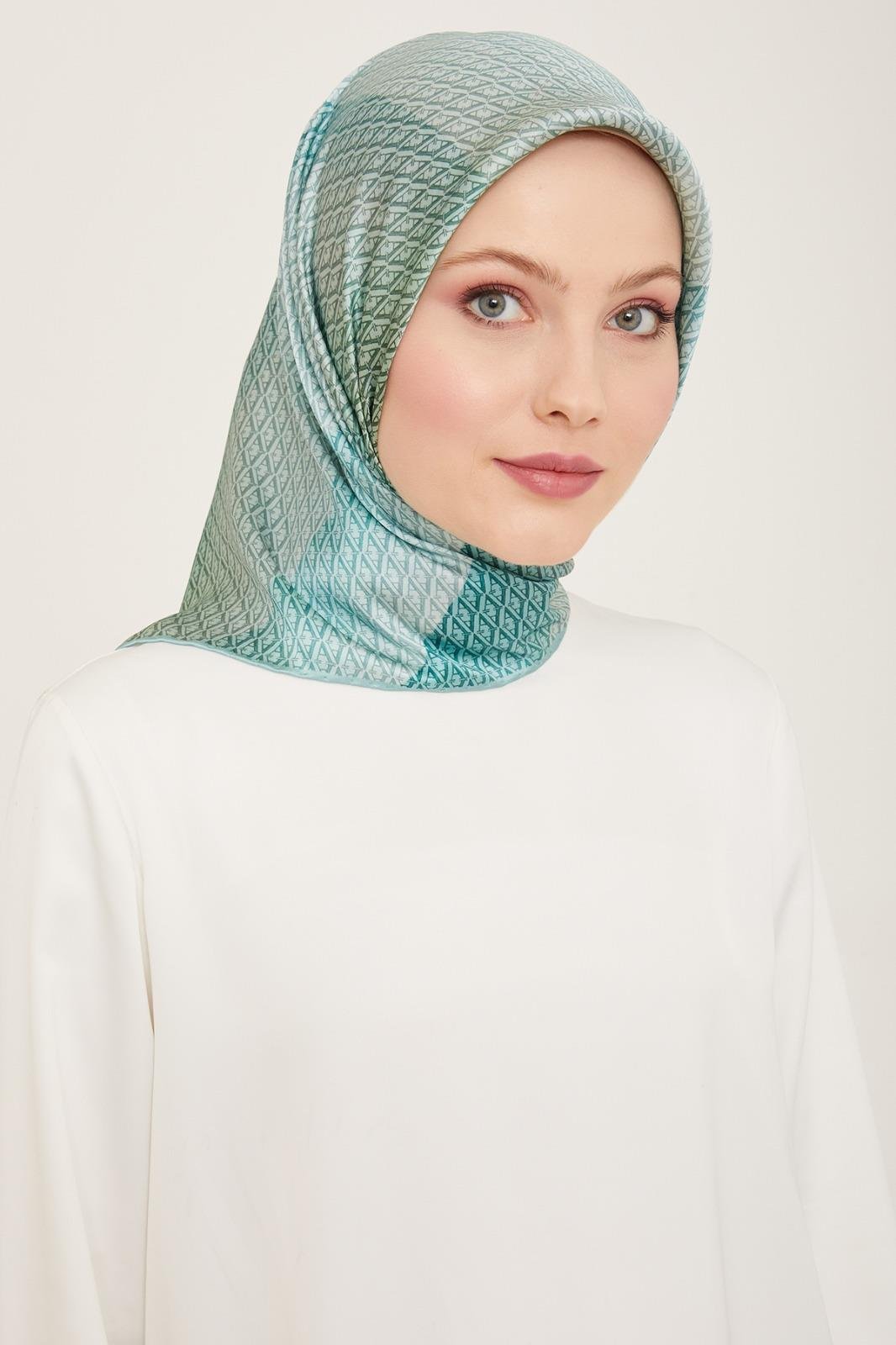 Soft Yeşil Geçişli Monogram Desen Tivil İpek Lüks Eşarp