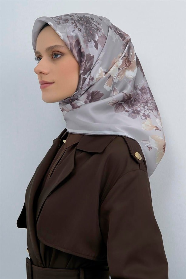 Armine Sura Saf İpek Eşarp 9520 - 38 Gri Ekru Vizon Çiçek Desen