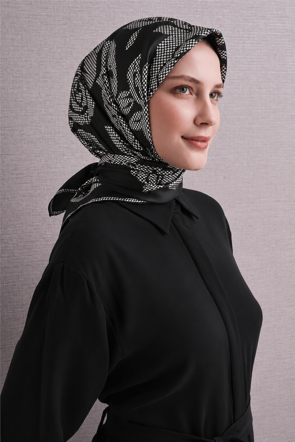 Armine Sura Saf İpek Eşarp 9645 50 Siyah Çiçek Desen 