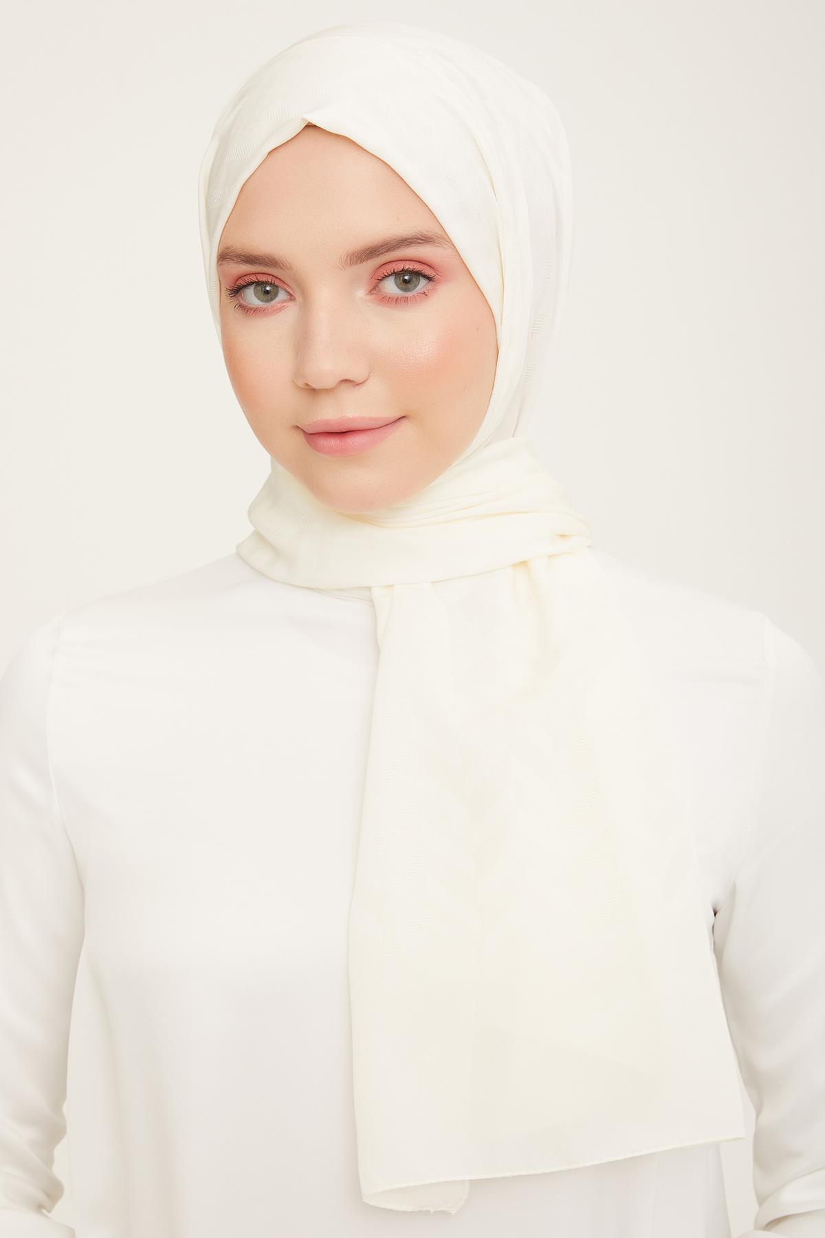 Armine Trend Beyaz Desenli Capri Şal Eşsiz Stilde 
