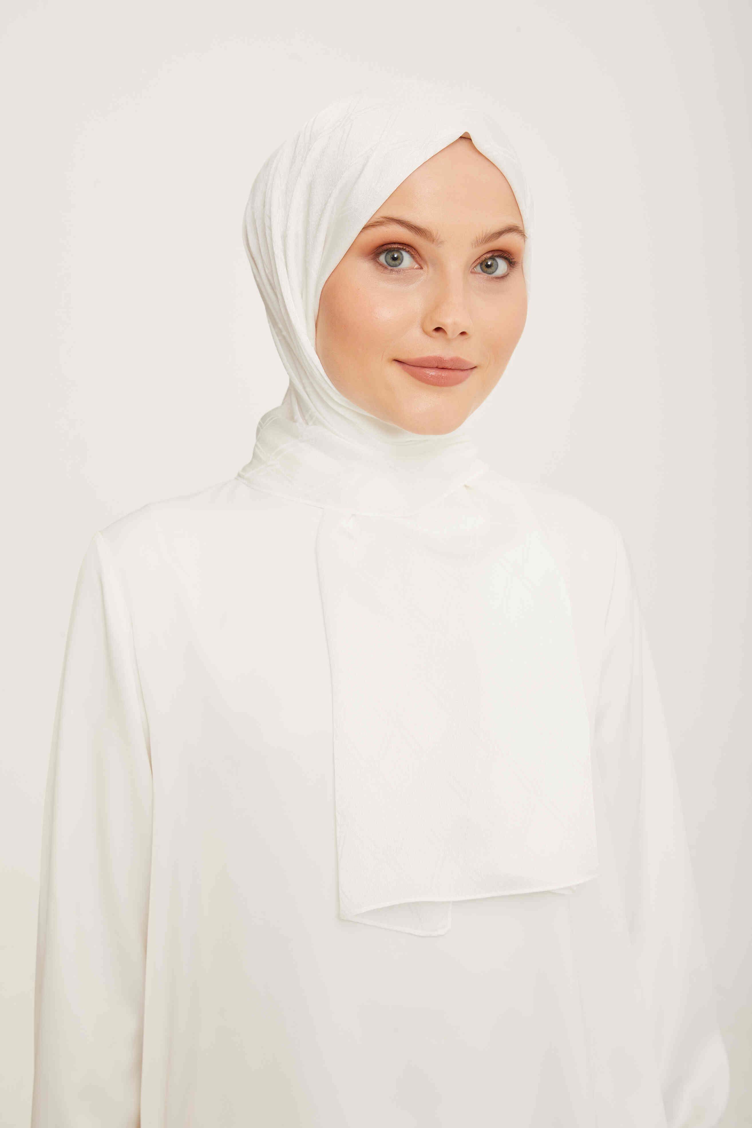 Armine Trend Beyaz Monogram Desenli Şık Jakar Şal