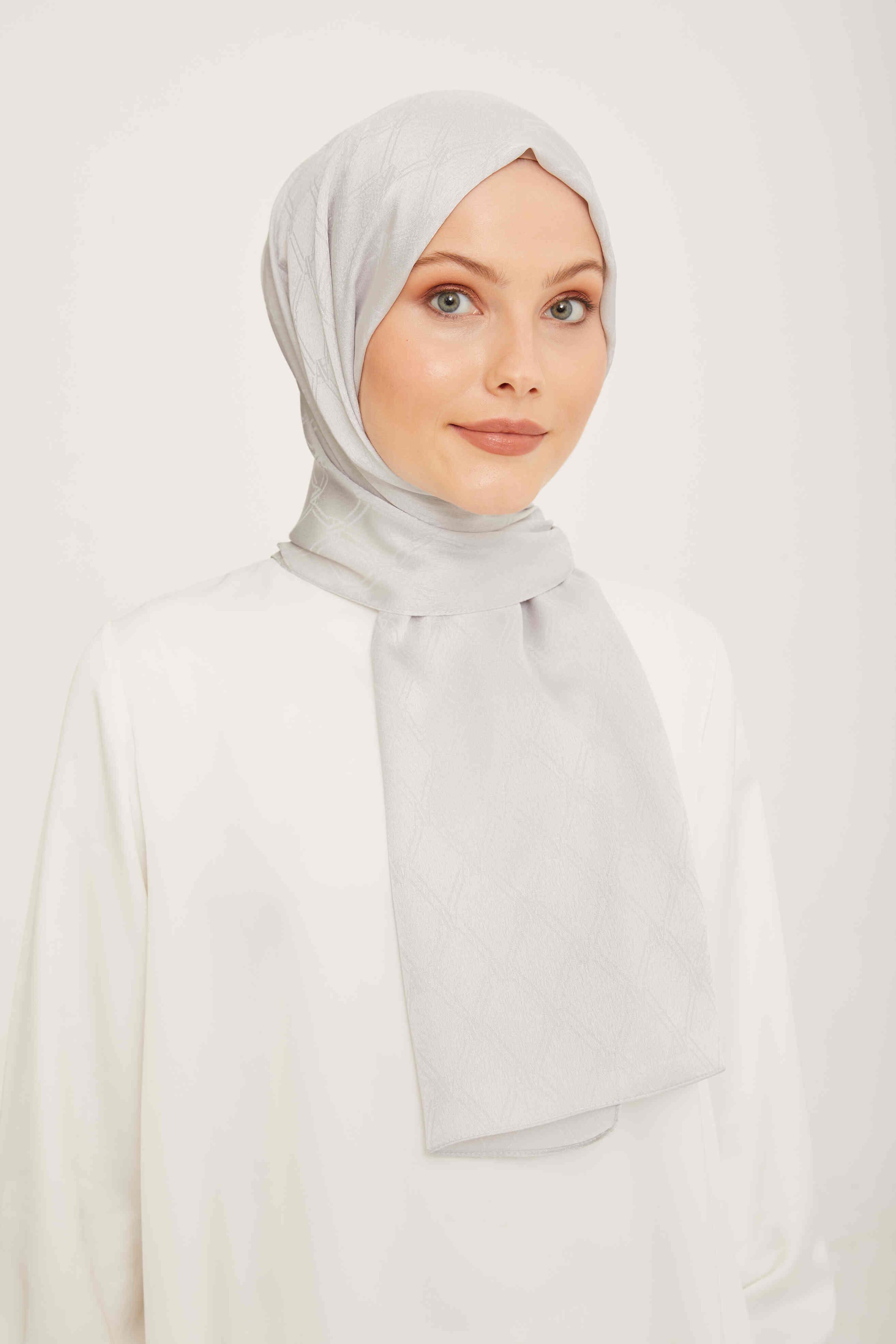 Armine Trend Gümüş Monogram Desenli Jakar Şal Şıklık ve Zarafet