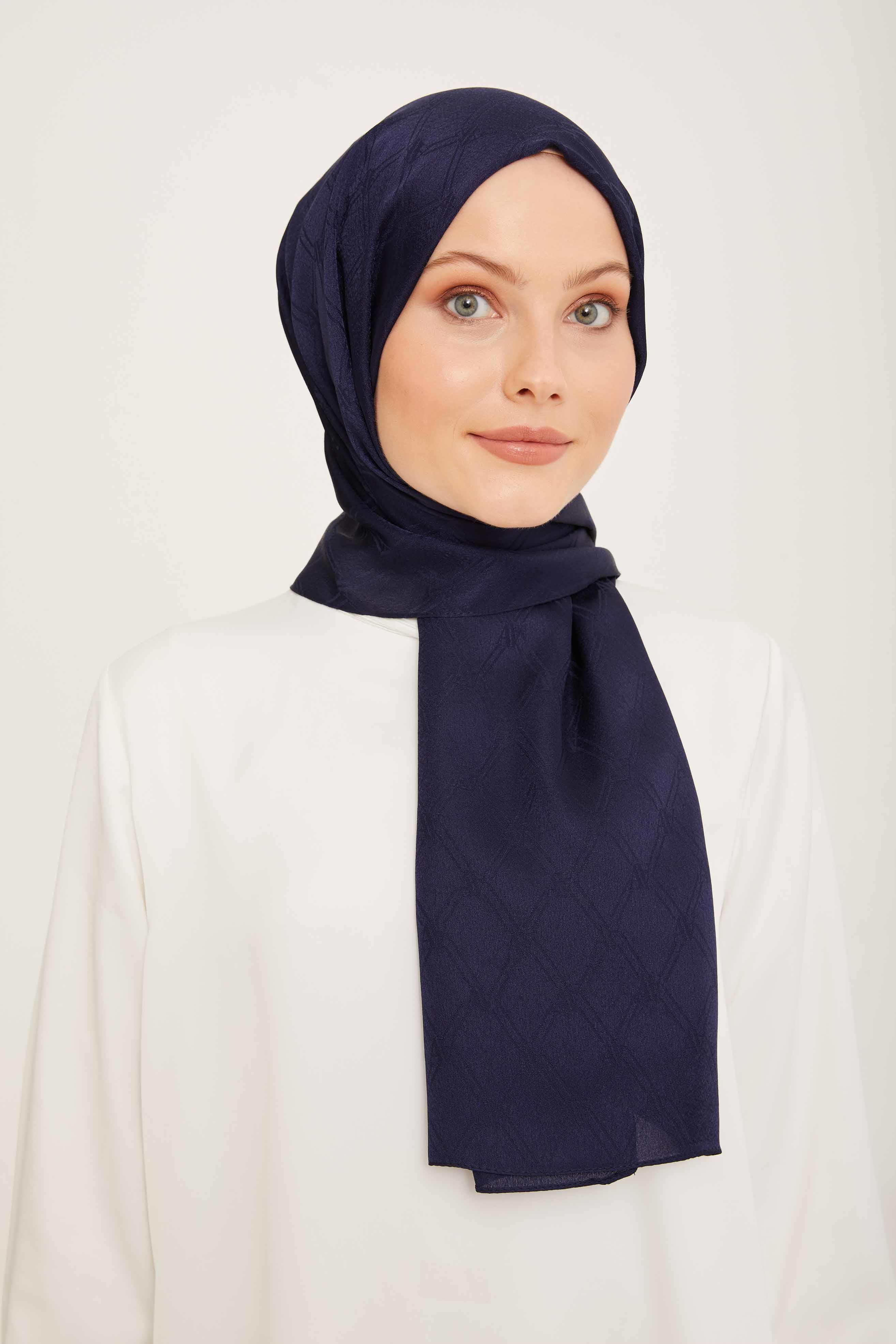 Armine Lacivert Monogram Desenli Jakar Şal Kadın Şıklık ve Zarafet