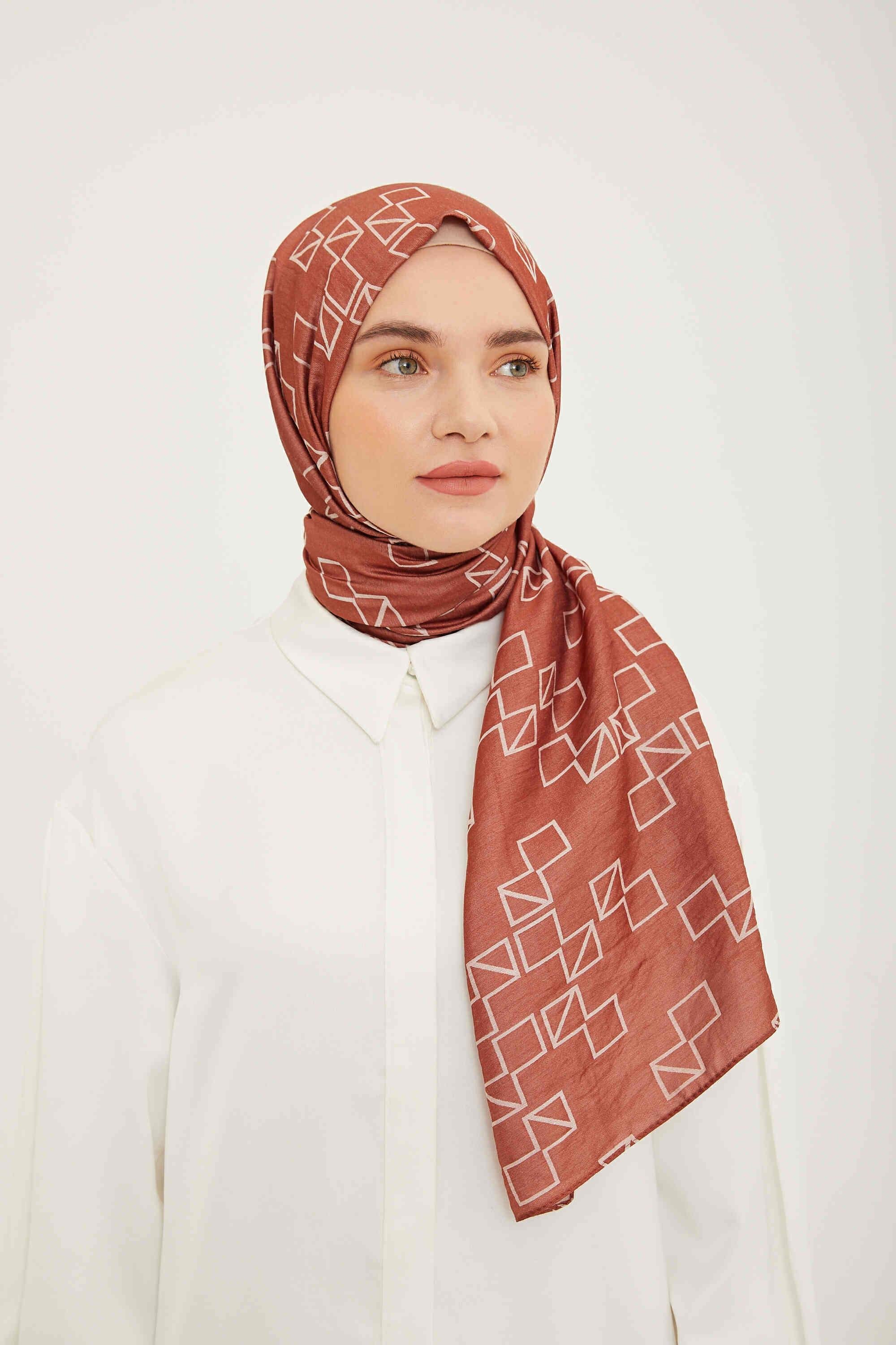 Kiremit Tonlu Geometrik Desenli Şıklık Pure Lina Şal