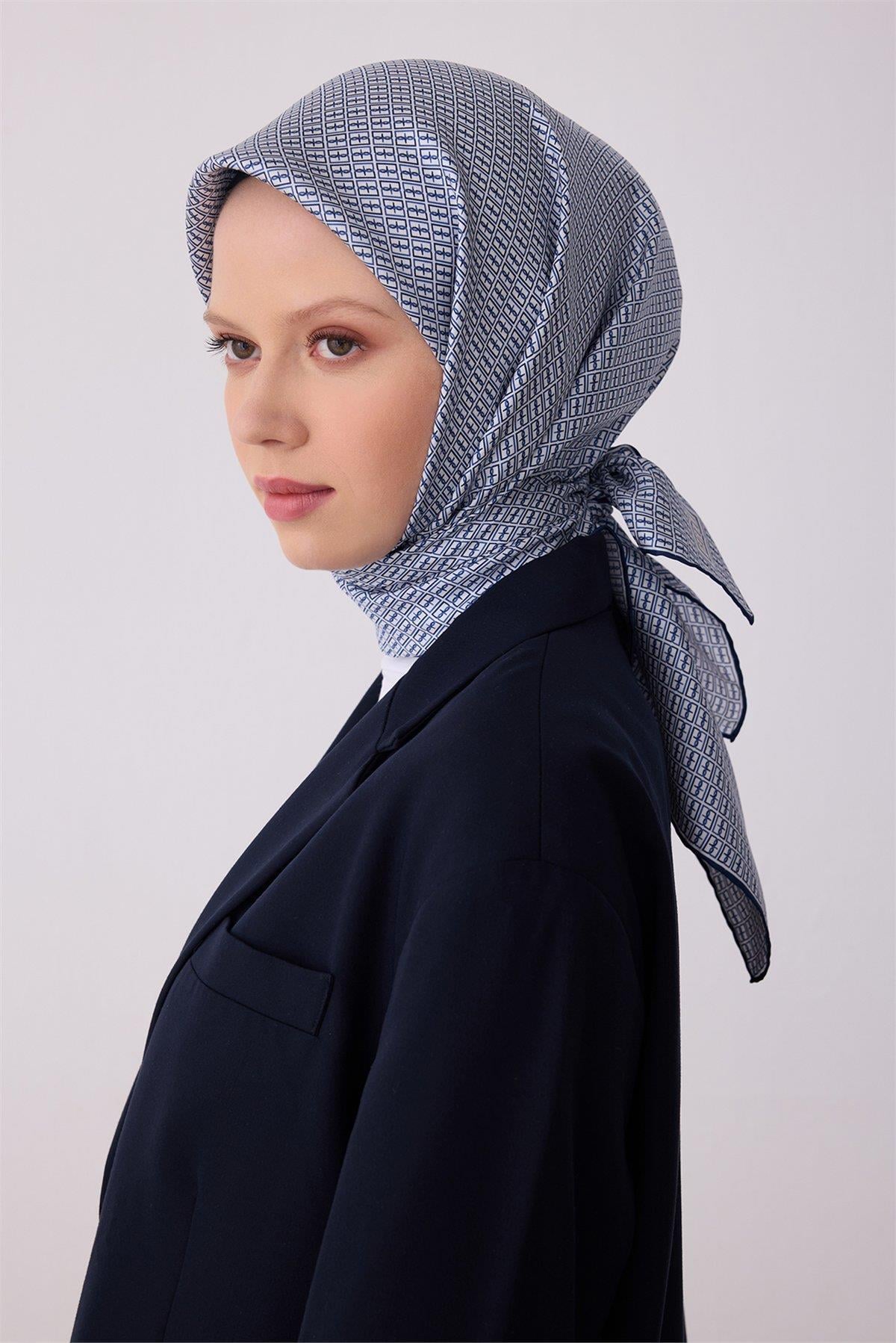 Belli Tivil Saf İpek Eşarp 4321 - 56 Beyaz Mavi Logo Desen