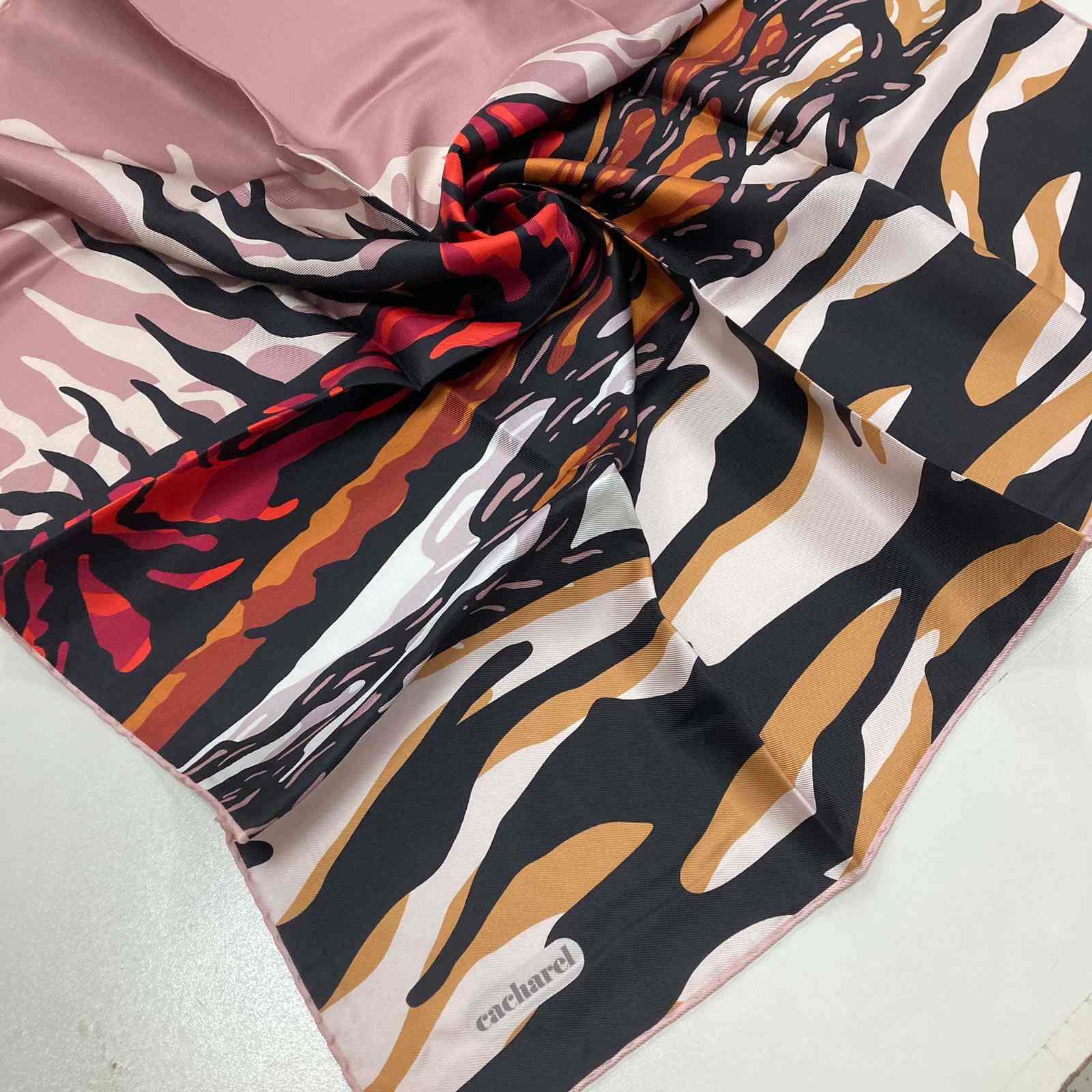 Cacharel Zebra Desenli Siyah Camel İpek Eşarp Tivil Şıklık