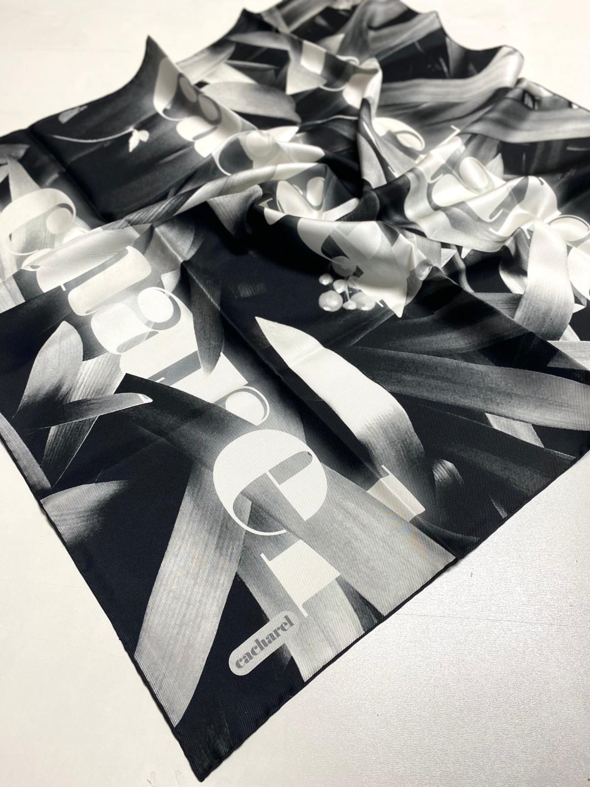 Cacharel Tivil İpek Eşarp 8508313 - 911 Siyah-Gri Slogan Desen