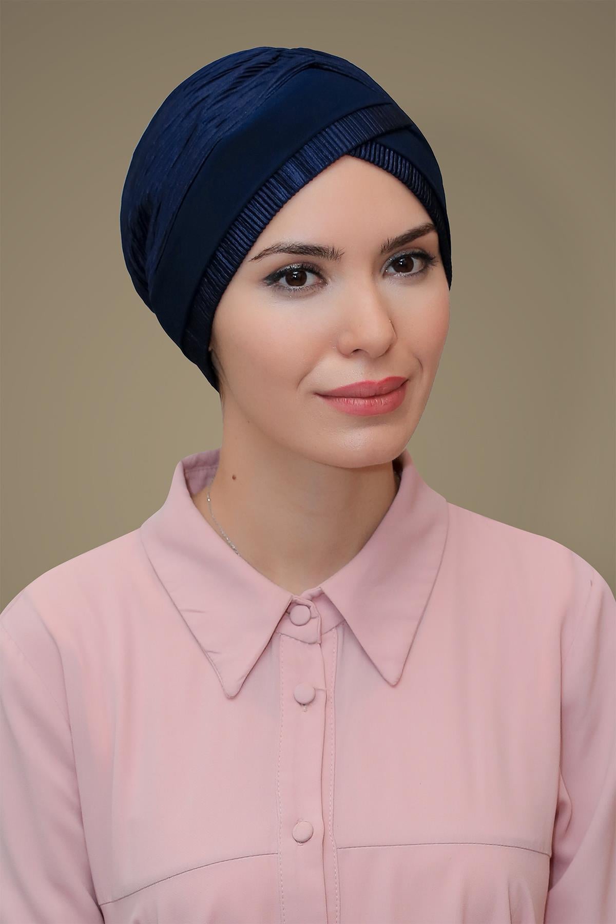 Lacivert Pratik Hazır Geçmeli Tesettür Bone Fukuro Piliseli Tek Bantlı Çapraz Büzgülü 1821_02