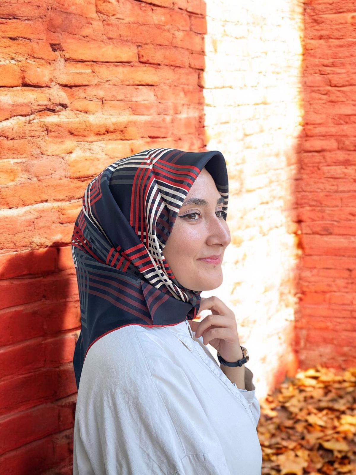 Siyah Kırmızı Geometrik Desenli Tivil İpek Eşarp Şıklık ve Zarafet