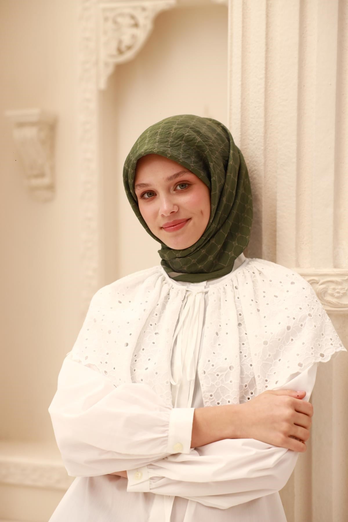 Silk Home Olinda Eşarp IST 48001 - 02 Haki Yeşil -  Krem İnce Monogram Desen