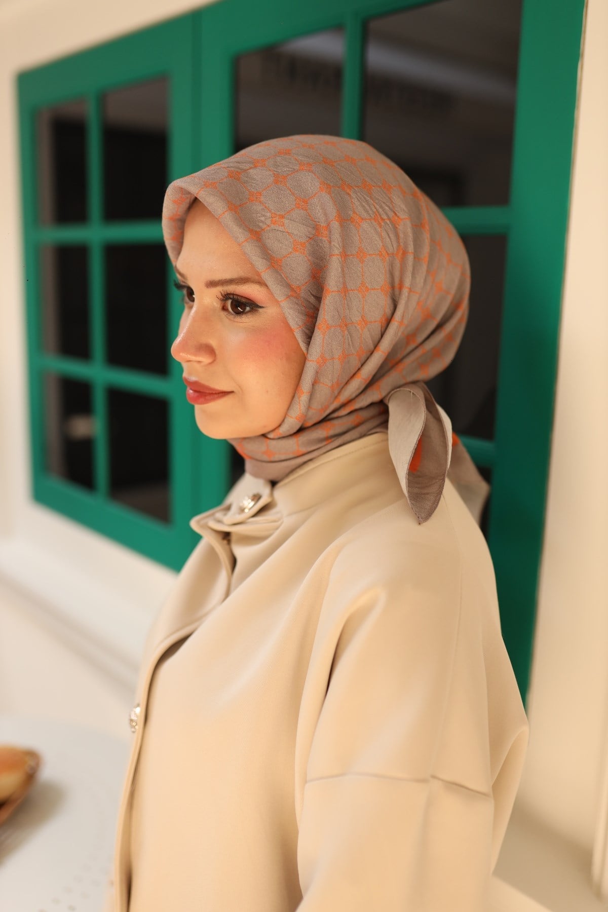 Silk Home Olinda Eşarp IST 48001 - 13 Koyu Vizon - Mercan İnce Monogram Desen