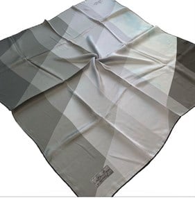 La Boutique Az Hatalı Sura Saf İpek Eşarp 54804 Gri Geometrik Desen 