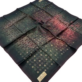 La Boutique Az Hatalı Sura Saf İpek Eşarp 54394 Zümrüt Yeşili Logo Desen 