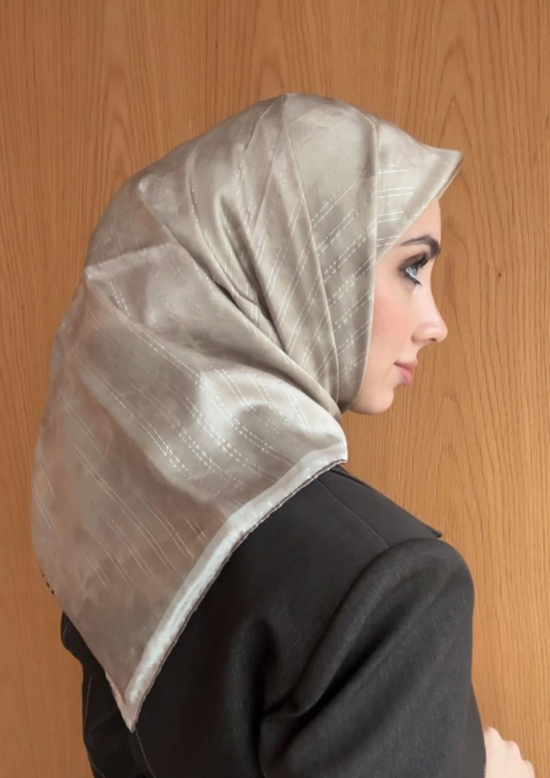 Aker Defolu Jakarlı Sura İpek Eşarp 7208405 - 331  SYR52647  Krem Çizgi Sim Desen