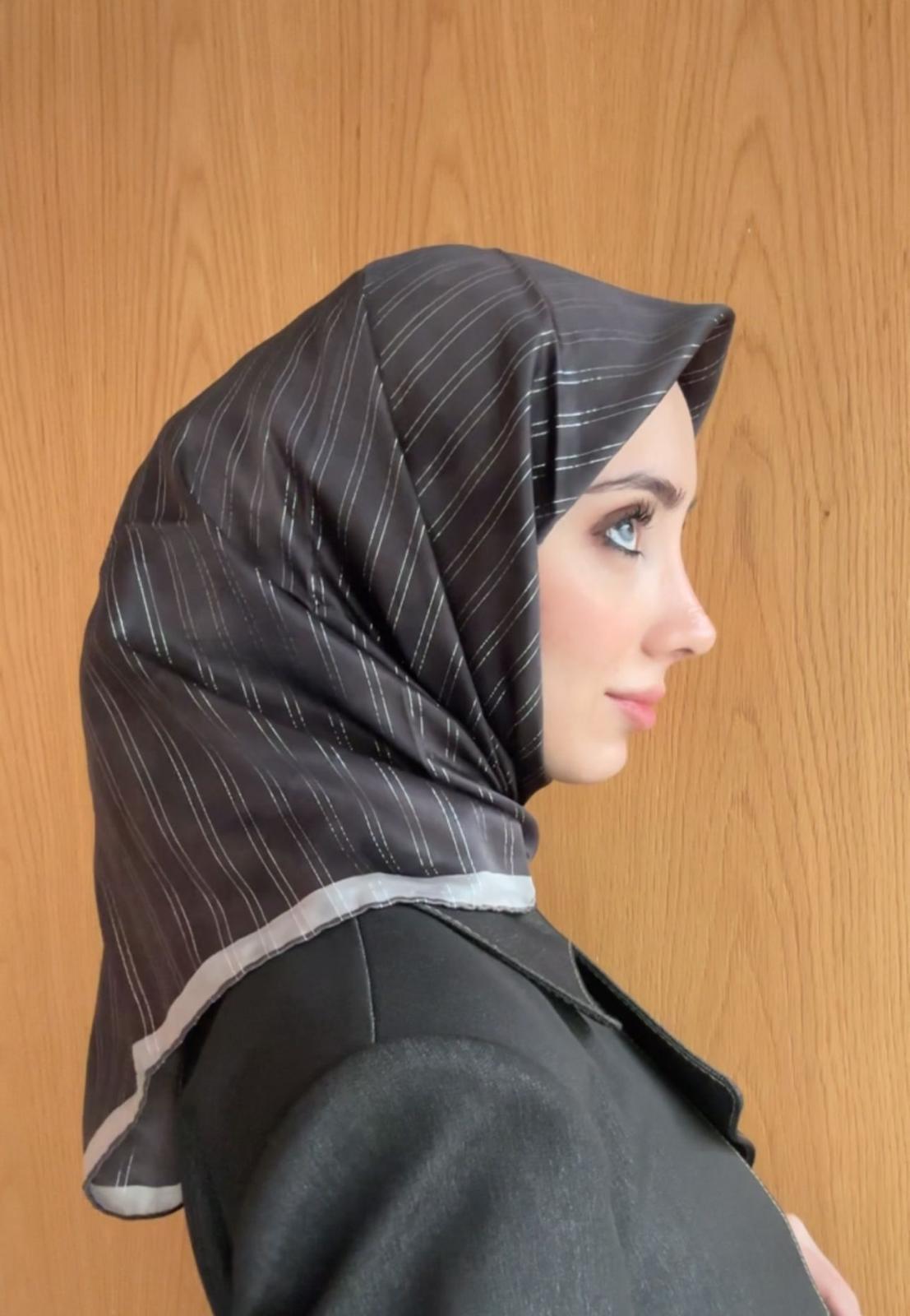 Aker Defolu Jakarlı Sura İpek Eşarp 7208405 - 312 SYR52650 Siyah Çizgi Sim Desen