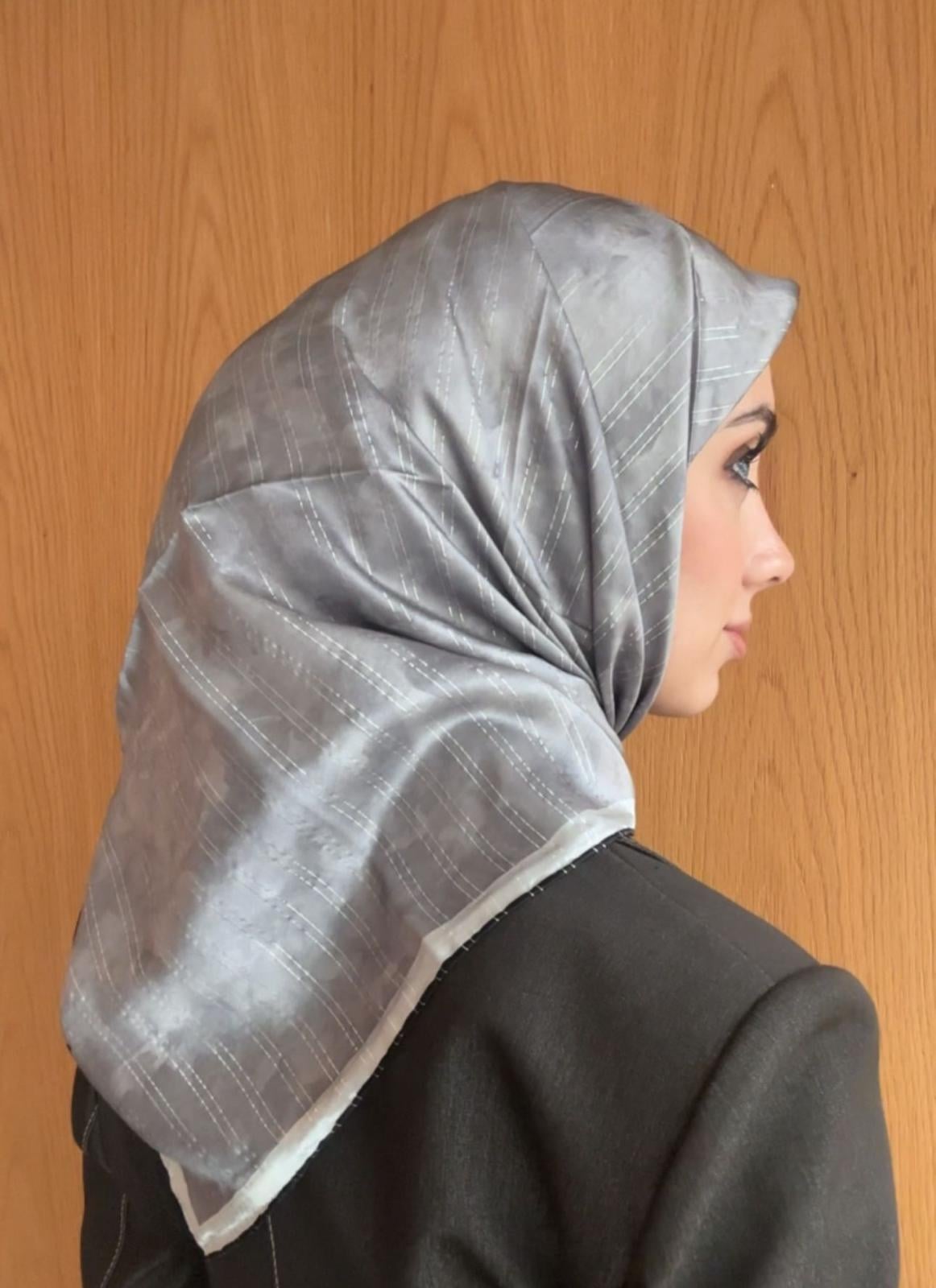 Aker Defolu Jakarlı Sura İpek Eşarp 7208405 - 311  SYR52649 Açık Gri Çizgi Sim Desen