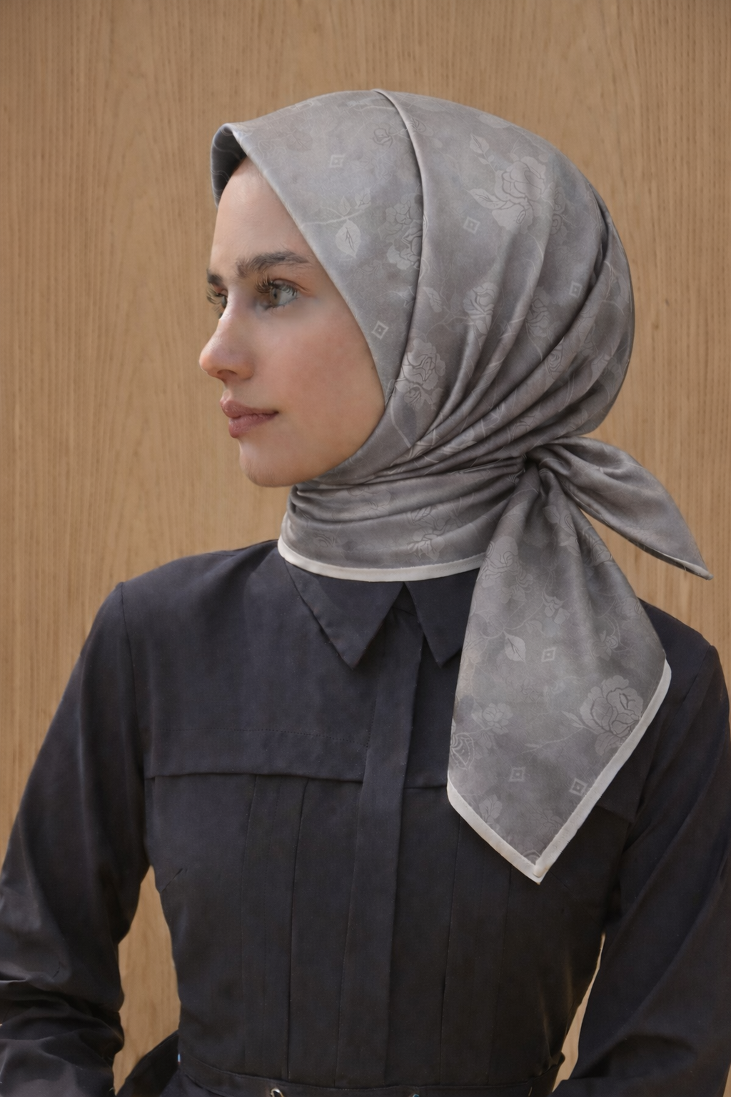 Aker Jakarlı Sura İpek Eşarp 7208403 - 372 Koyu Gri Simli Çiçek Desen