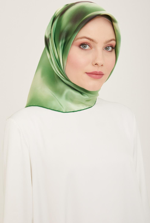 Armine Çim Yeşili - Siyah Geçişli Çiçek Desen Tivil İpek Eşarp 9124 - 53