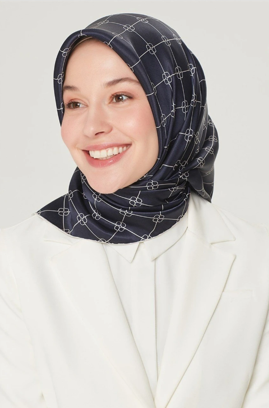 Armine Nostalji Tivil İpek Eşarp IST 8555-15 Lacivert Logo Desen