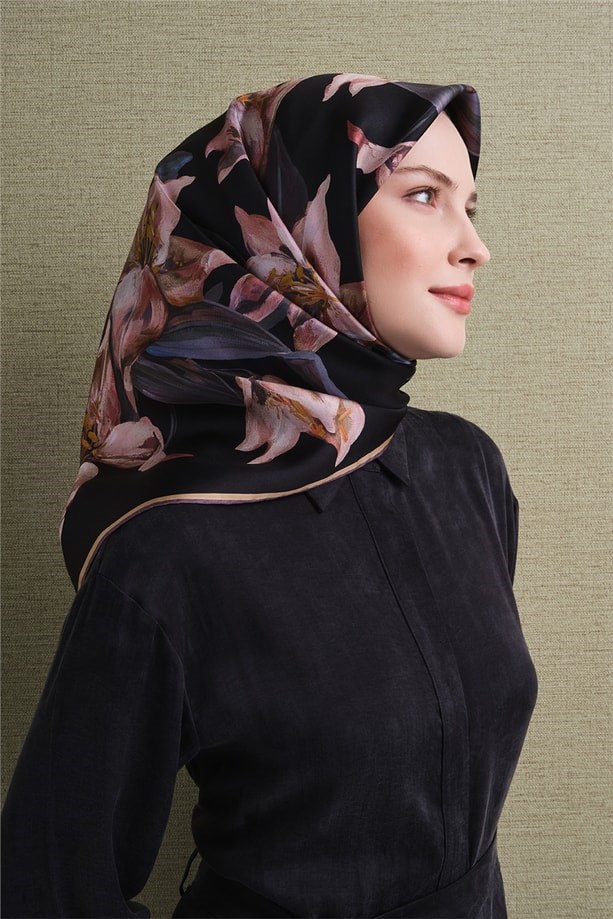 Armine Sura Saf İpek Eşarp 9620 36 Siyah Çiçek  Desen 