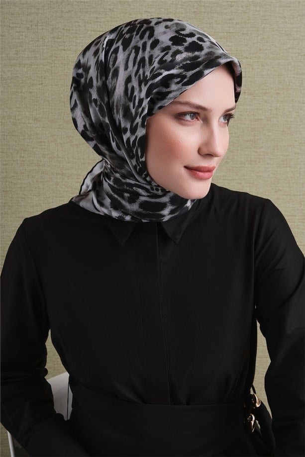 Armine Sura Saf İpek Eşarp 9641 82 Gri Leopar Desen 