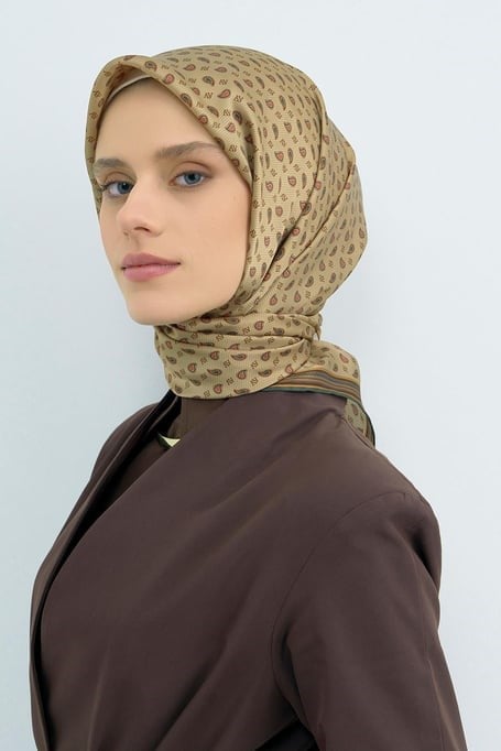 Armine Sura Saf İpek Eşarp IST 9548 - 81 Karamel Kahverengi Logo  Desen