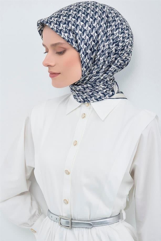 Armine Tivil Saf İpek Eşarp 9556 - 81 Krem Lacivert Logo Desen
